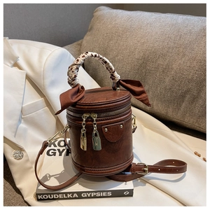 Détail du sac seau vintage marron avec poignée foulard et double fermeture éclair