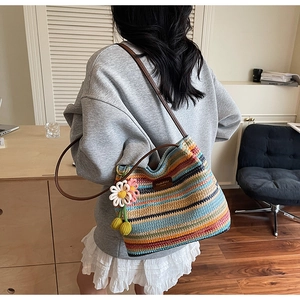 Detailansicht der bunt gestreiften Web-Beuteltasche mit Gänseblümchen und Ledergurt