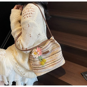 Detail der gestreiften gewebten Beuteltasche mit 3D-Häkelblume und Leder-Schultergurt