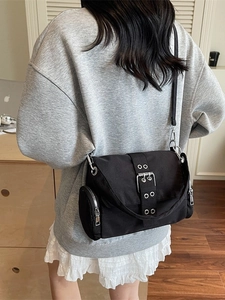 Sac bandoulière minimaliste en toile noire pour femme avec sangle réglable et boucles en métal