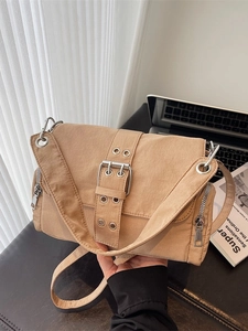 Sac bandoulière minimaliste en toile kaki avec design multi-poches et sangle réglable