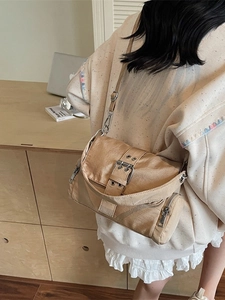 Sac bandoulière plissé kaki avec boucle à double œillet argentée et sangle réglable