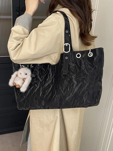 Borsa tote nera testurizzata con occhielli metallici e ciondolo a coniglio per pendolari