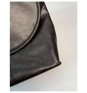 Gros plan sur la texture du cuir et les détails de couture du sac cabas chic