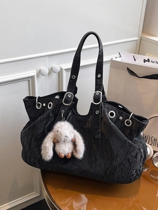 Grande borsa punk nera con occhielli in argento e ciondolo a forma di coniglio