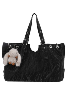Grande borsa tote nera in pelle vintage con occhielli argento e ciondolo a coniglio