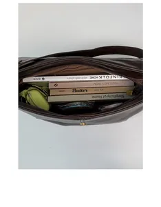 Vue de dessus du grand sac cabas marron foncé montrant l'intérieur spacieux doublé