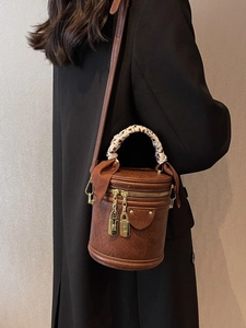 Sac seau vintage marron avec poignée en foulard léopard et détail cadenas doré