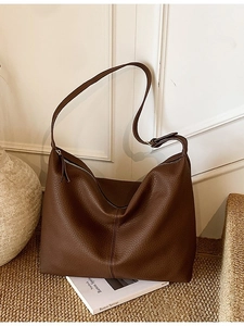 Retro brown large capacity shoulder tote bag in pebbled leather with a wide strap