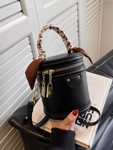 Sac seau cylindrique noir classique avec poignée foulard léopard et détails dorés