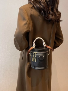 Sac cylindrique noir rétro avec poignée foulard léopard et zips métalliques dorés