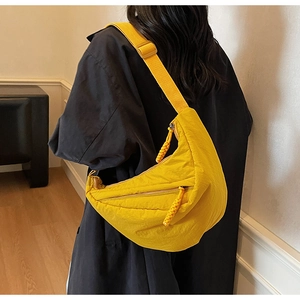 Dettaglio della borsa a mezzaluna in nylon giallo brillante con tessuto testurizzato