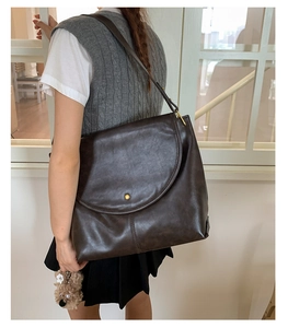 Sac fourre-tout marron foncé vintage avec boucle dorée et breloque chien en peluche