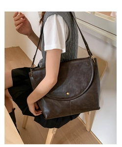 Vue détaillée du grand sac cabas marron foncé avec rabat et fermeture à bouton doré