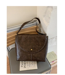 Détail du grand sac cabas vintage marron foncé avec rivet doré et texture en cuir