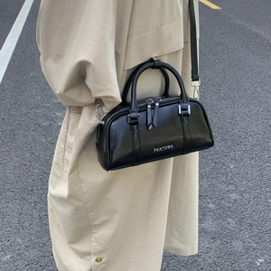 Bolso Boston de cuero negro con logo plateado y correa de hombro ajustable moderna