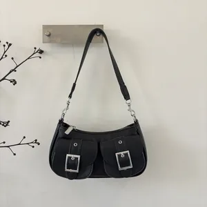 Detail der schwarzen Achseltasche aus Leder mit Silberschnallen und zwei Fronttaschen