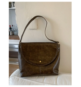Détail du sac cabas vintage marron foncé avec boucle métallique dorée et bandoulière large