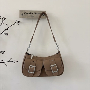 Detailansicht der karamellbraunen Hobo-Bag mit Doppeltaschen und Metallschnallen