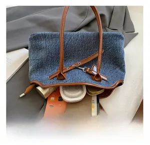 Draufsicht der Denim-Tasche mit großem Fassungsvermögen für Tablets und Alltagsgegenstände