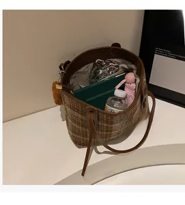 Détail intérieur du sac cabas à carreaux vintage montrant sa grande capacité