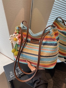 Damen Streifen Gewebt Beuteltasche Boho Stroh Strand Umhängetasche Mit Blumenanhänger Lederriemen Lässige Urlaub Handtasche