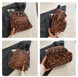 Détails d'un mini sac à dos léopard avec des tirettes de fermeture en forme de cœur