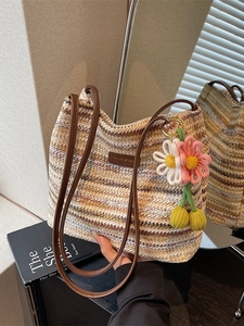 Gestreifte geflochtene Beuteltasche mit Blumenanhänger und Lederriemen für den Sommer