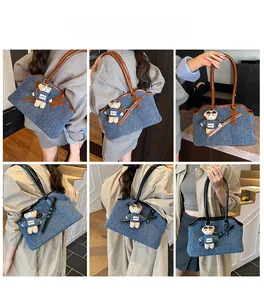 Große Denim-Tragetaschen mit Ledergriffen und niedlichem Bären-Schlüsselanhänger-Charm