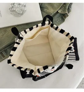 Dettaglio interno della borsa tote in tela con chiusura magnetica e tasca laterale