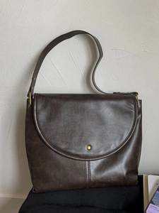Sac fourre-tout vintage marron foncé en similicuir avec rabat élégant et clou en laiton