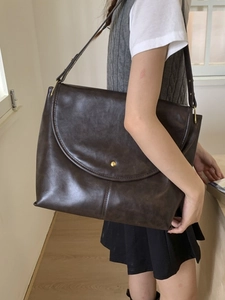 Grand sac fourre-tout vintage marron foncé avec boucle magnétique dorée en vue latérale