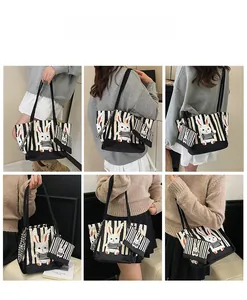 Dettaglio della borsa tote in tela a righe con coniglio cartoon e mini borsa coordinata