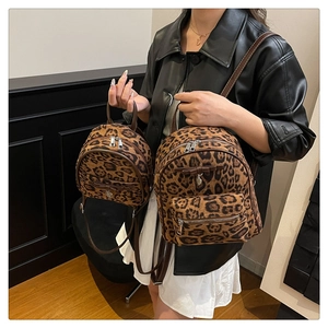 Détails de mini sacs à dos léopard en velours avec lanières en cuir et breloque cœur