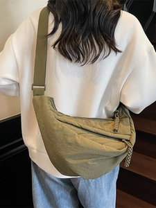 Borsa a tracolla a mezzaluna verde militare minimalista con tracolla regolabile