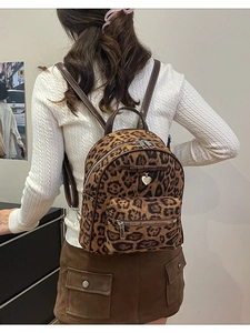 Mini sac à dos chic en velours imprimé léopard avec nœud brun et charme en cœur