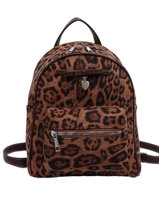 Mini sac à dos en velours léopard avec nœud et pendentif en cœur sur fond blanc