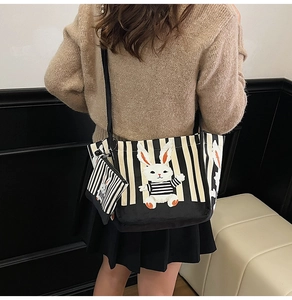 Borsa tote in tela a righe con coniglietto carino e portamonete abbinato sulla spalla