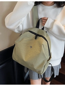 Zaino casual in nylon verde oliva per donna con logo in metallo su felpa bianca con cappuccio