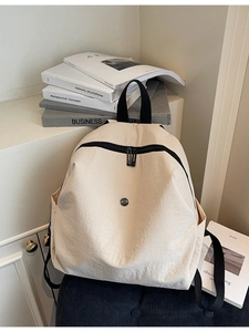 Zaino minimalista in nylon beige con dettagli neri per viaggi e uso scolastico