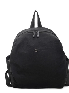 Zaino classico in nylon nero con doppia cerniera e logo rotondo dal design minimalista