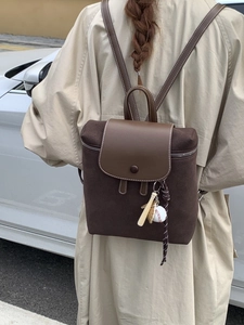 Zaino retrò da donna in pelle opaca marrone scuro con ciondolo a tema baseball