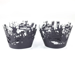 Caissettes à cupcakes noires découpées au laser pour Halloween avec motifs de chat et château