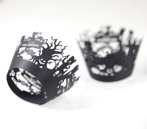 Contours de cupcakes noirs Halloween avec motifs de château et fantôme découpés