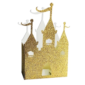 Makroaufnahme der goldenen Schloss-Zuckerstangenschachtel mit Glitzer und Hohlraum-Design