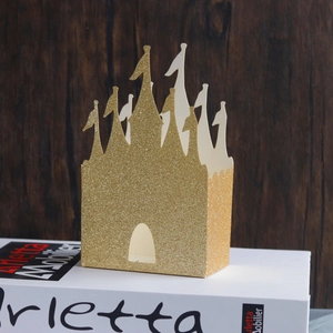 Detail einer goldenen Glitzer-Papier-Geschenkbox in Schlossform für Hochzeiten