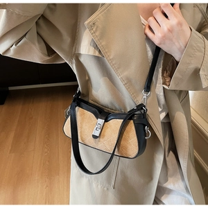 Detalle de bolso acolchado vintage en ante marrón con cierre de rosca plateado