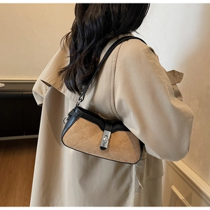 Dettaglio borsa a tracolla trapuntata con finitura patchwork in pelle scamosciata marrone