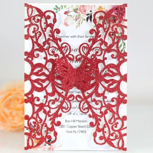 Rote glitzernde Laser-Schnitt Schmetterling-Hochzeitseinladung mit floralem Inlay