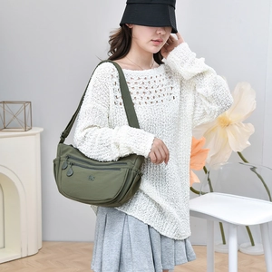Detail der wasserdichten Nylon-Umhängetasche in Armeegrün mit Multi-Taschen-Design